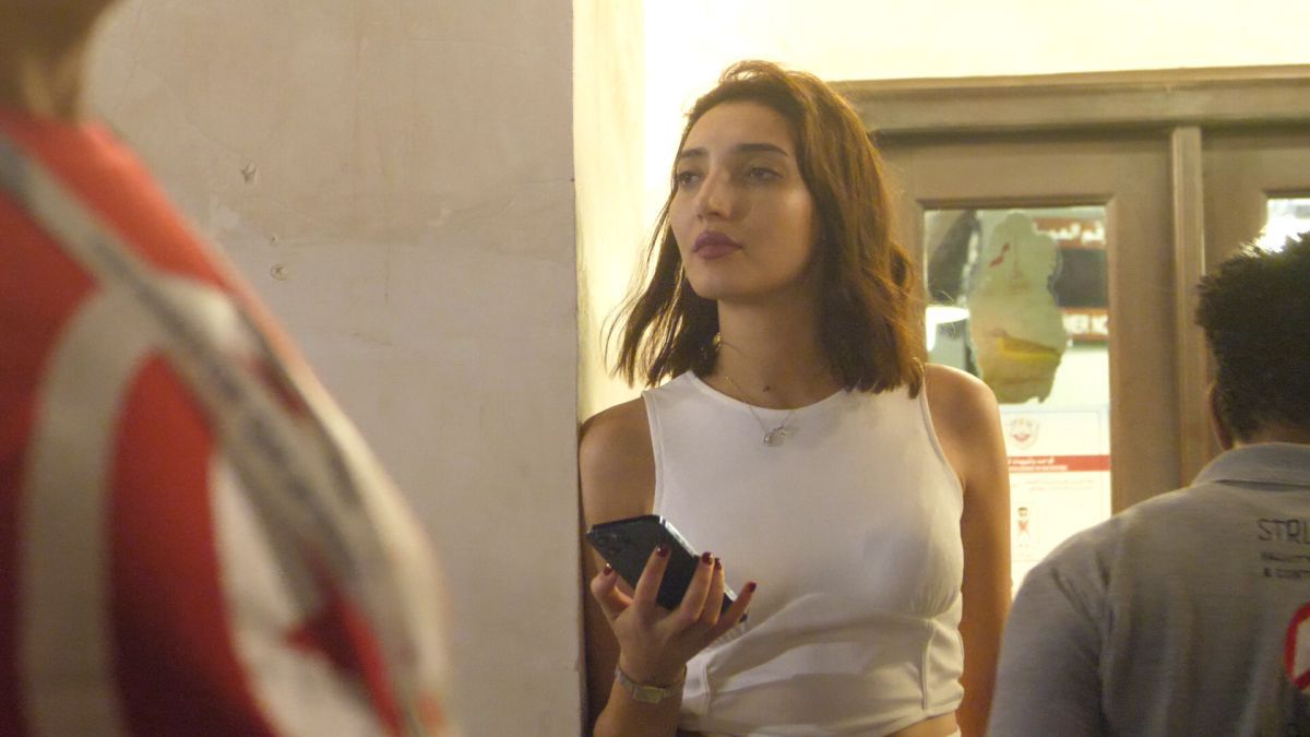 Mondialul a schimbat regulile în Qatar » Fotbalul pune Hijab, Burka și Niqab lângă fustă-mini și buricul gol. Fotografia grăitoare surprinsă în Piața Veche