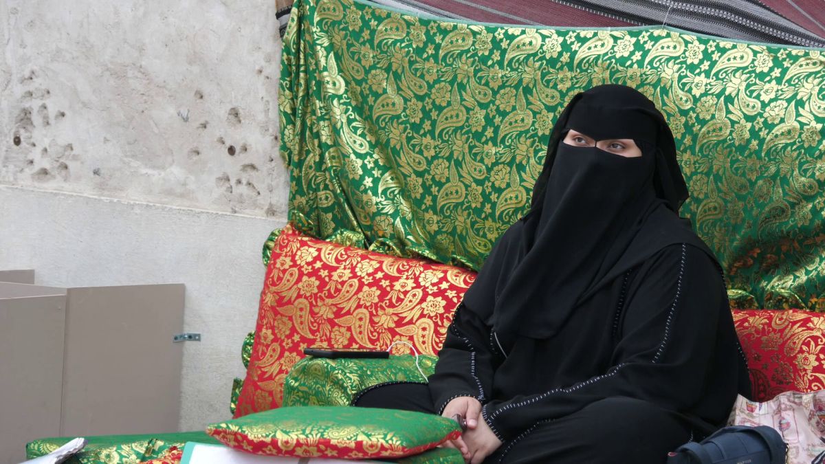 Mondialul a schimbat regulile în Qatar » Fotbalul pune Hijab, Burka și Niqab lângă fustă-mini și buricul gol. Fotografia grăitoare surprinsă în Piața Veche