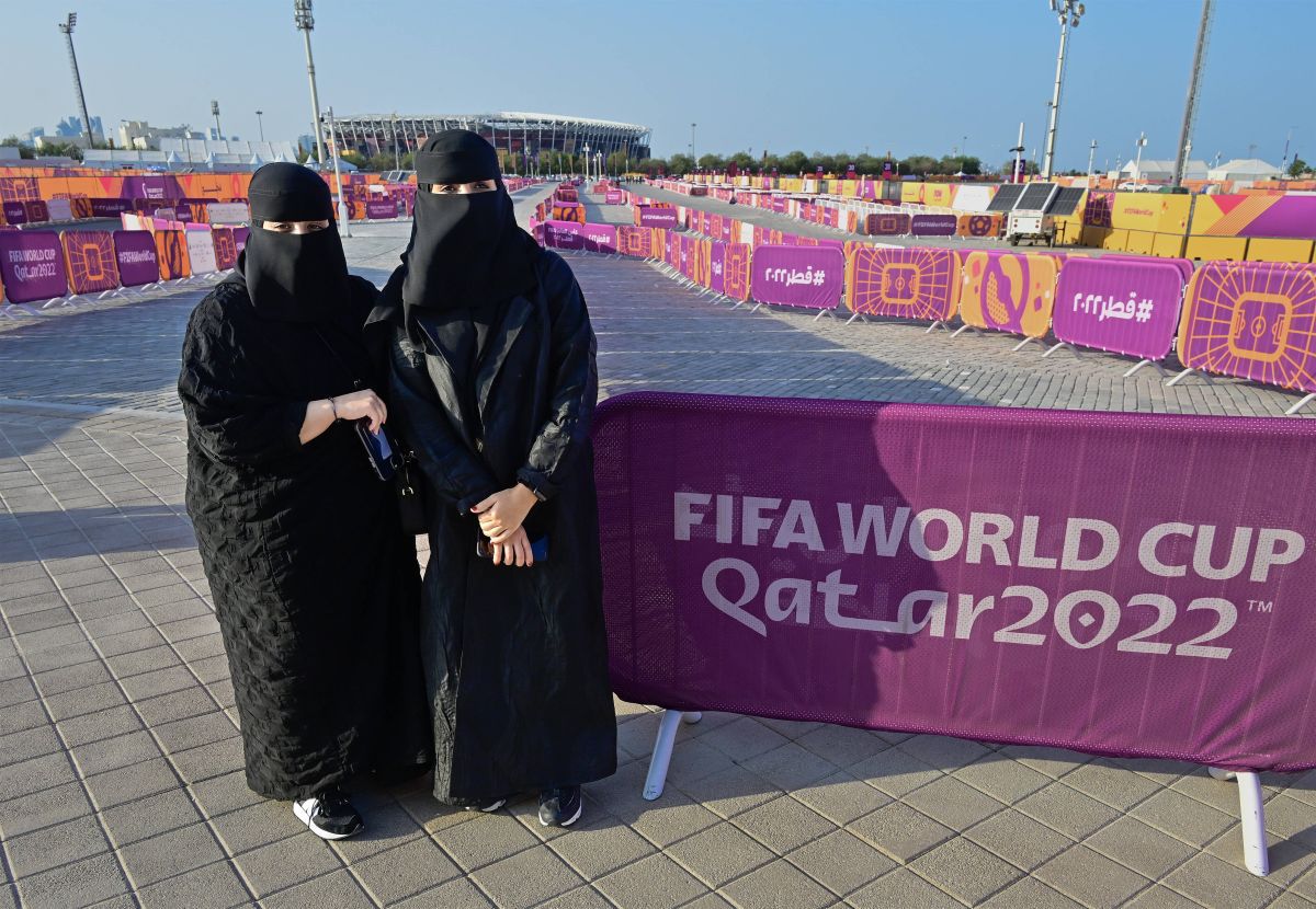 Mondialul a schimbat regulile în Qatar » Fotbalul pune Hijab, Burka și Niqab lângă fustă-mini și buricul gol. Fotografia grăitoare surprinsă în Piața Veche