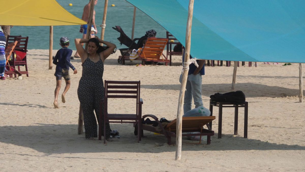 Mondialul a schimbat regulile în Qatar » Fotbalul pune Hijab, Burka și Niqab lângă fustă-mini și buricul gol. Fotografia grăitoare surprinsă în Piața Veche