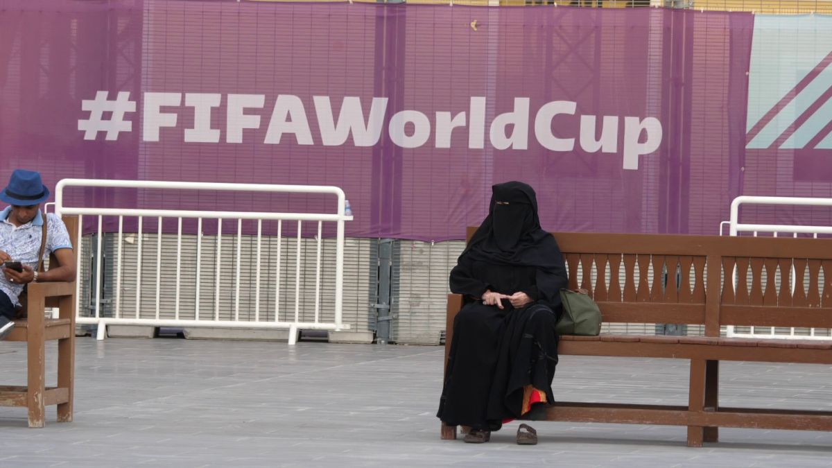Mondialul a schimbat regulile în Qatar » Fotbalul pune Hijab, Burka și Niqab lângă fustă-mini și buricul gol. Fotografia grăitoare surprinsă în Piața Veche