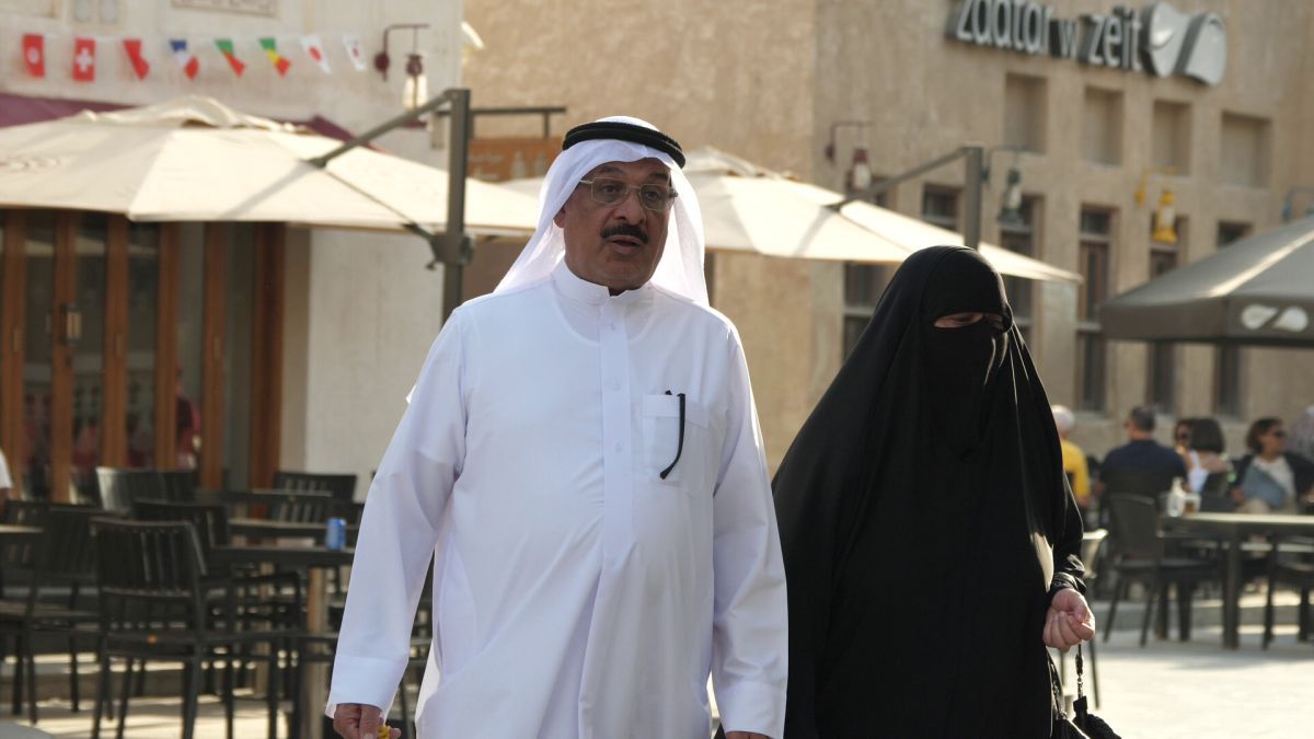 Mondialul a schimbat regulile în Qatar » Fotbalul pune Hijab, Burka și Niqab lângă fustă-mini și buricul gol. Fotografia grăitoare surprinsă în Piața Veche