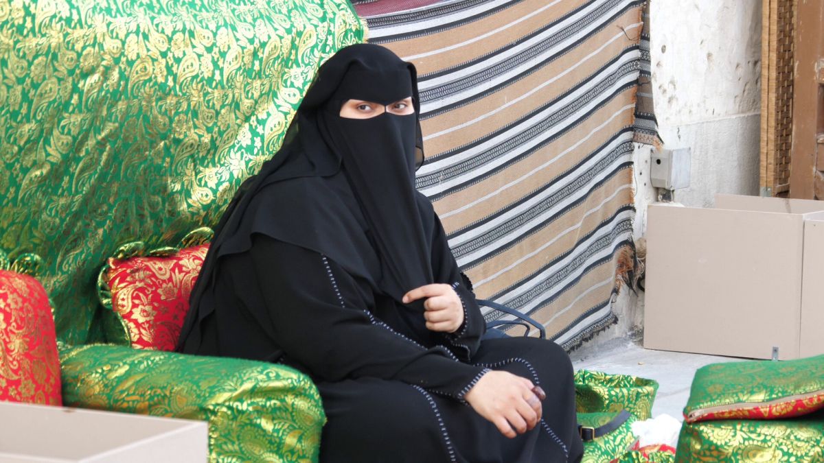 Mondialul a schimbat regulile în Qatar » Fotbalul pune Hijab, Burka și Niqab lângă fustă-mini și buricul gol. Fotografia grăitoare surprinsă în Piața Veche