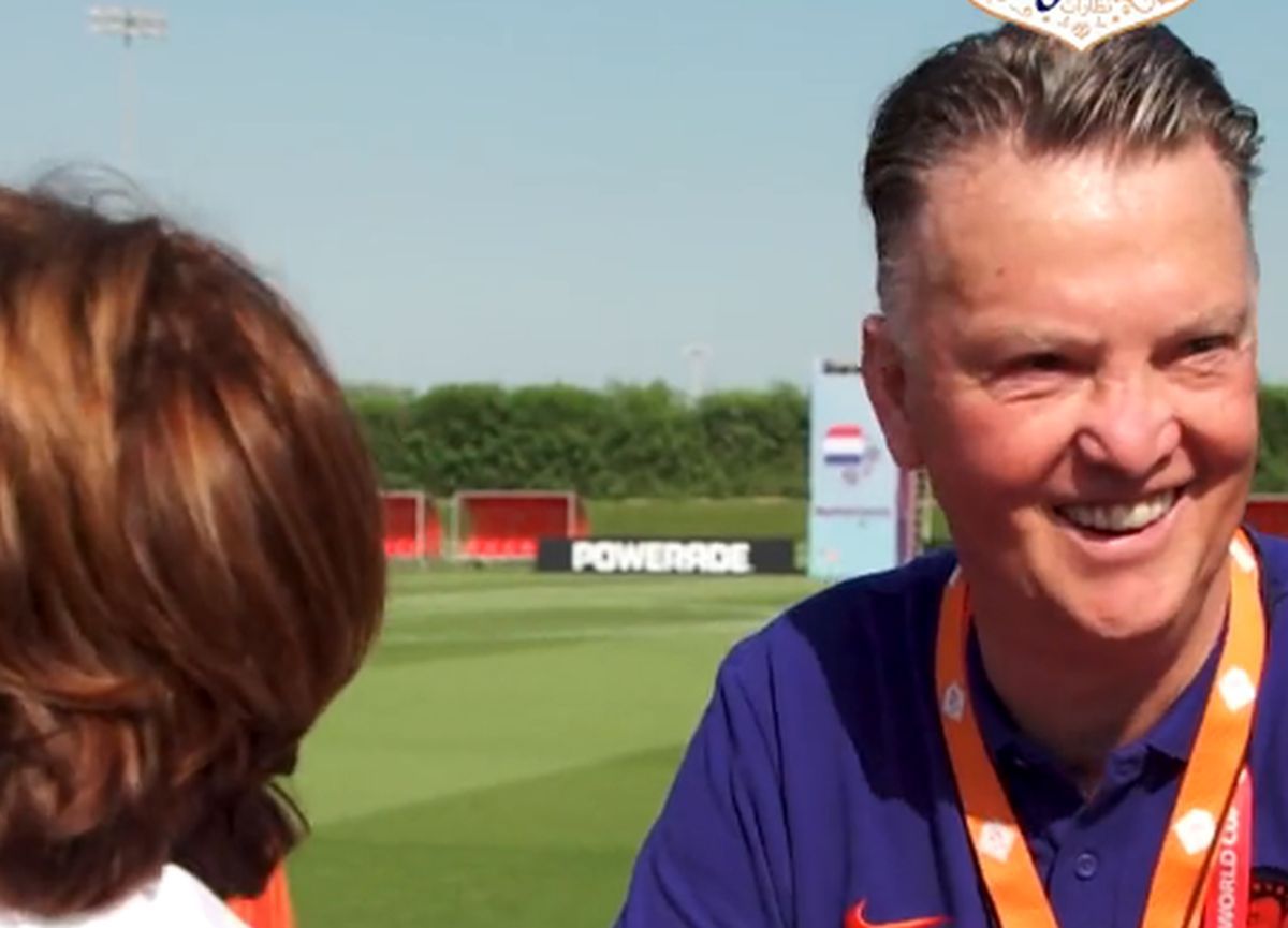 Surprins pe cameră » Van Gaal i-a făcut o propunere indecentă în plin antrenament: „Poți veni la hotel, să ne-o tragem” 