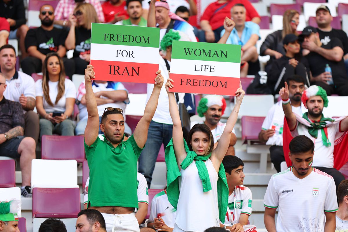 Gazeta a făcut topul celor mai spectaculoși suporteri de la Mondial » Mexicanii au transformat Doha, însă fanele Iranului fură toate privirile