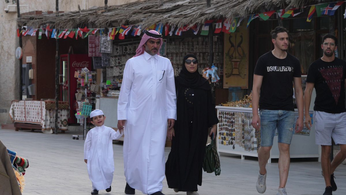 Mondialul a schimbat regulile în Qatar » Fotbalul pune Hijab, Burka și Niqab lângă fustă-mini și buricul gol. Fotografia grăitoare surprinsă în Piața Veche