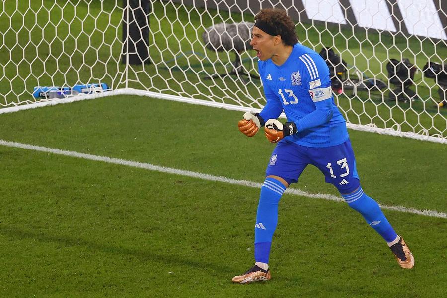 Guillermo Ochoa, portarul Mexicului Va deveni primul fotbalist din istorie care participă la 6 Mondiale! Le ia fața lui Lionel Messi și Cristiano Ronaldo