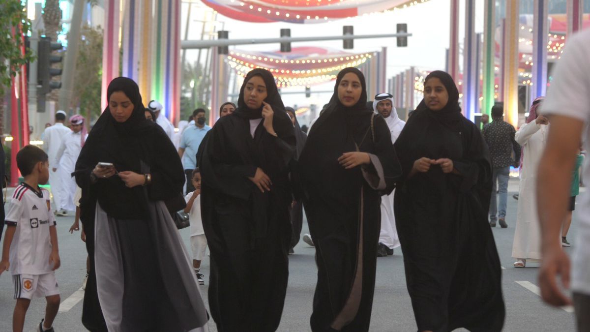 Mondialul a schimbat regulile în Qatar » Fotbalul pune Hijab, Burka și Niqab lângă fustă-mini și buricul gol. Fotografia grăitoare surprinsă în Piața Veche