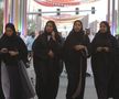 Mondialul a schimbat regulile în Qatar » Fotbalul pune Hijab, Burka și Niqab lângă fustă-mini și buricul gol. Fotografia grăitoare surprinsă în Piața Veche