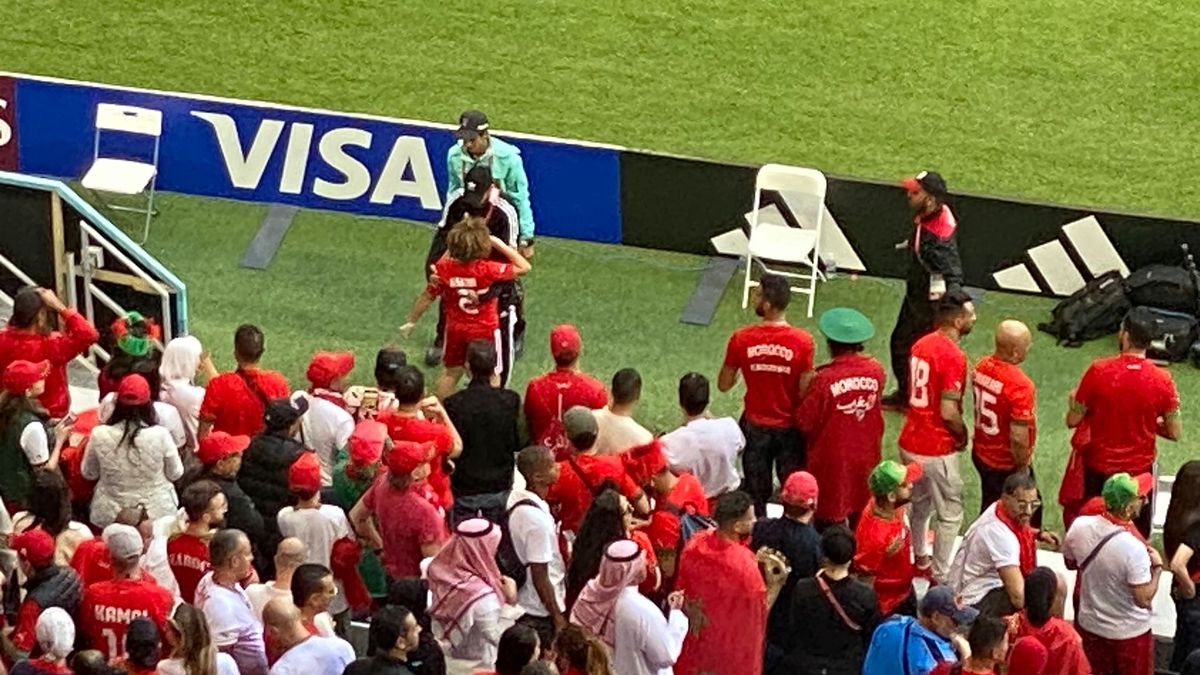 Un marocan a sărit din tribune și a vrut să intre pe teren după Maroc - Croația » Cum s-a încheiat incidentul