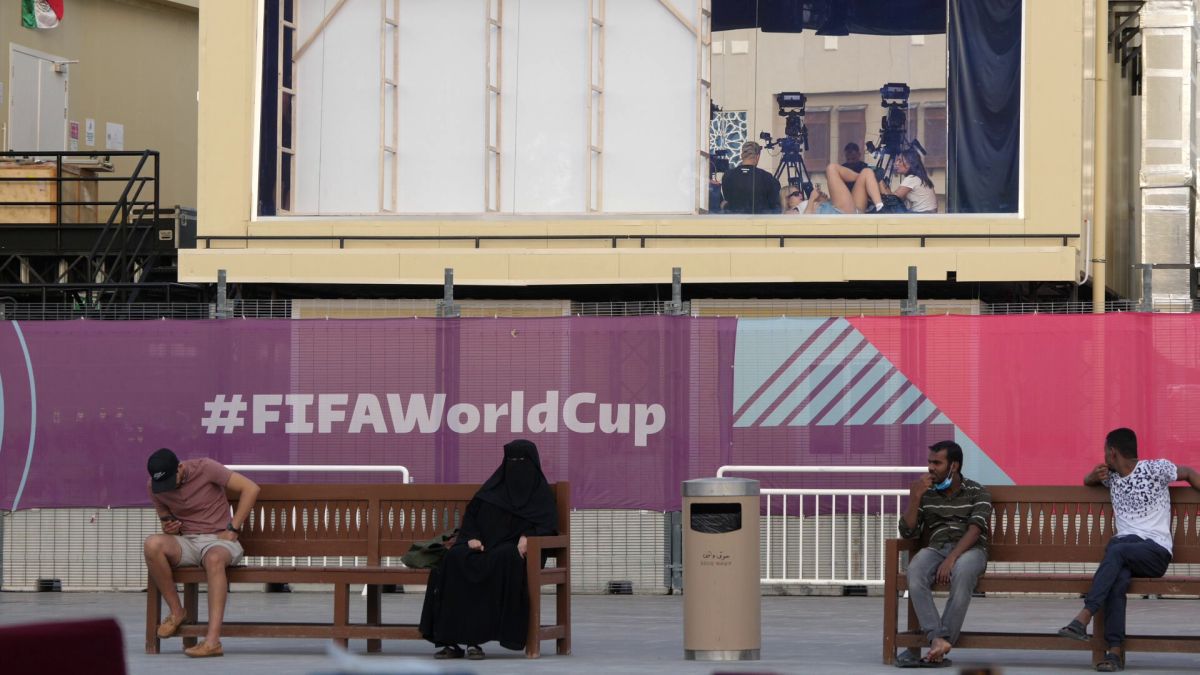 Mondialul a schimbat regulile în Qatar » Fotbalul pune Hijab, Burka și Niqab lângă fustă-mini și buricul gol. Fotografia grăitoare surprinsă în Piața Veche