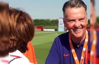 Surprins pe cameră » Van Gaal i-a făcut o propunere indecentă în plin antrenament: „Poți veni la hotel, să ne-o tragem” 