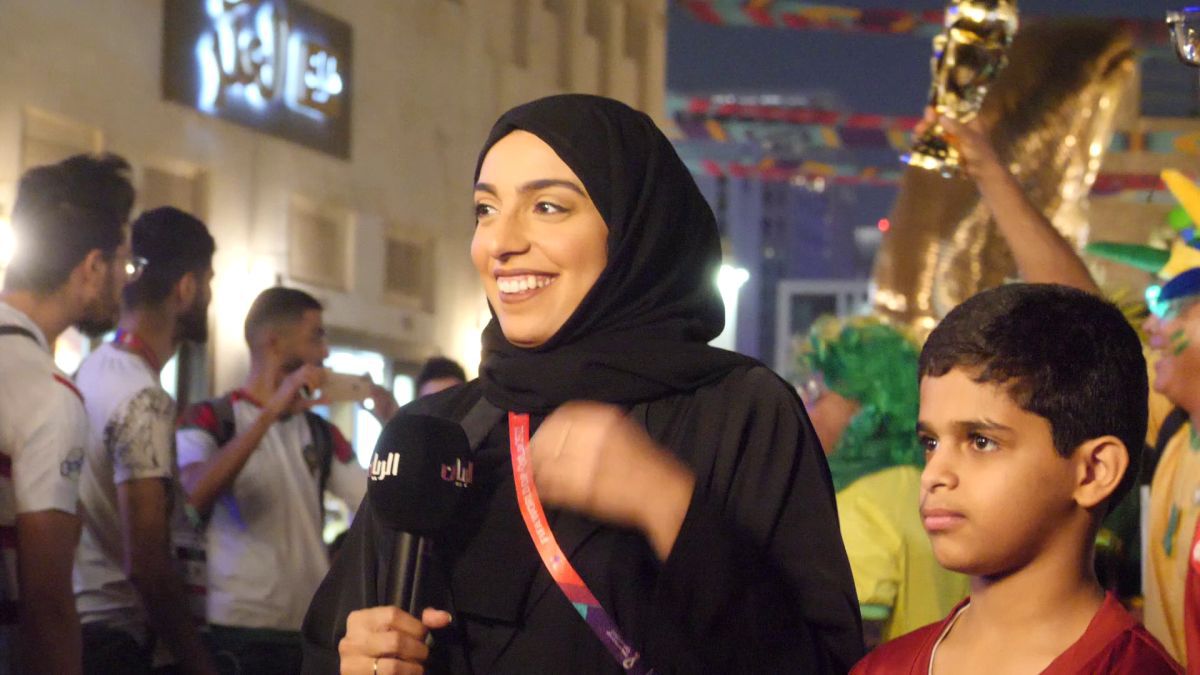 Mondialul a schimbat regulile în Qatar » Fotbalul pune Hijab, Burka și Niqab lângă fustă-mini și buricul gol. Fotografia grăitoare surprinsă în Piața Veche