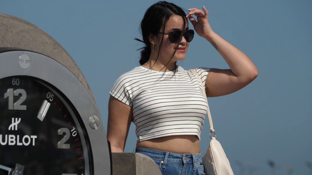 Mondialul a schimbat regulile în Qatar » Fotbalul pune Hijab, Burka și Niqab lângă fustă-mini și buricul gol. Fotografia grăitoare surprinsă în Piața Veche