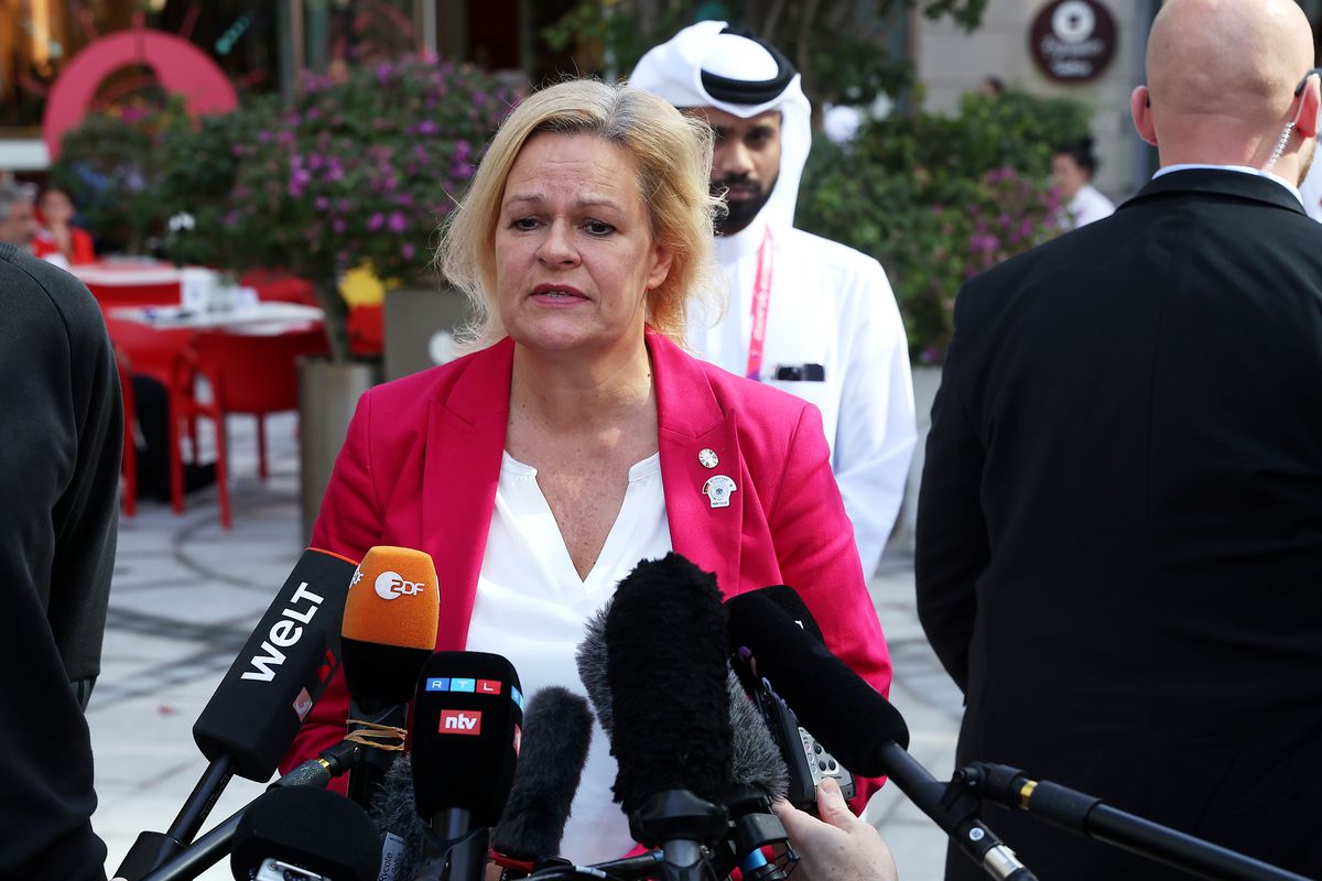 Nancy Faeser, Ministrul de Interne al Germaniei, cu banderola „One Love” lângă Infantino