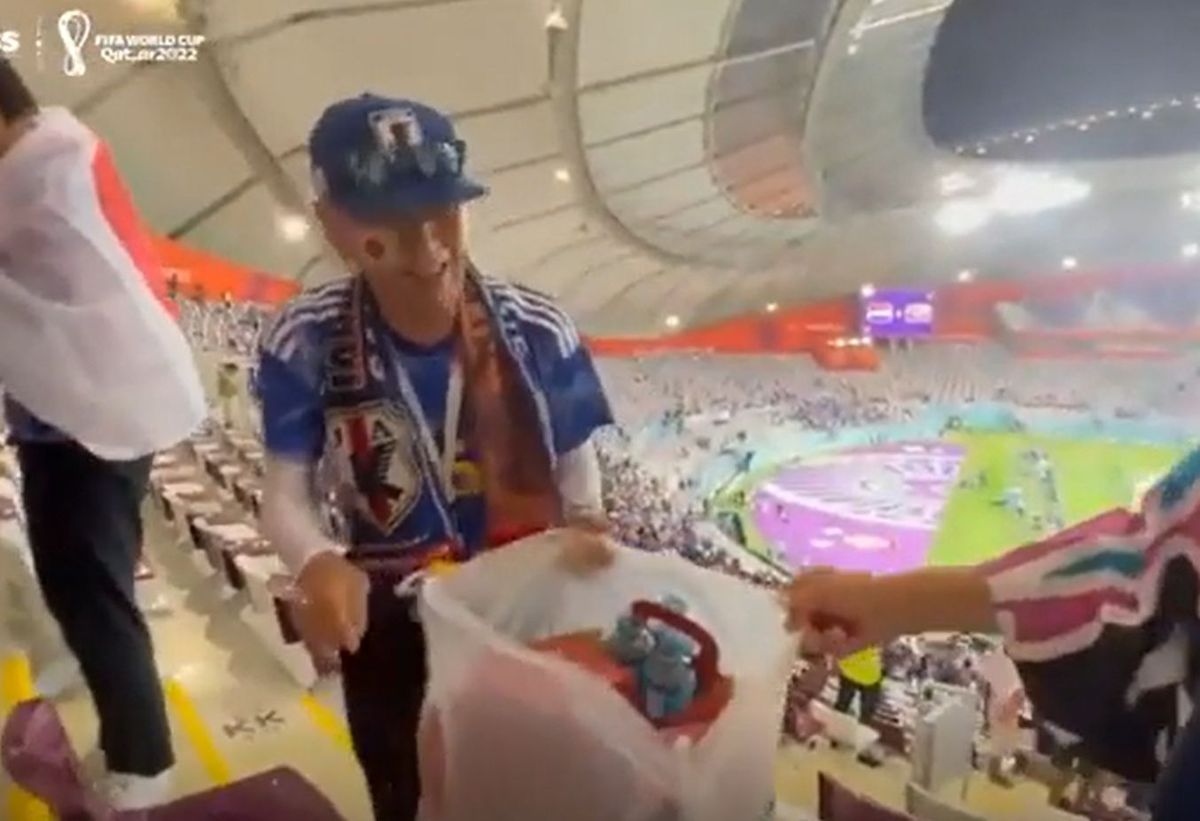Lecție de civilizație! Fanii Japoniei au început să strângă gunoiul de pe stadion, după victoria cu Germania! Imagini extraordinare