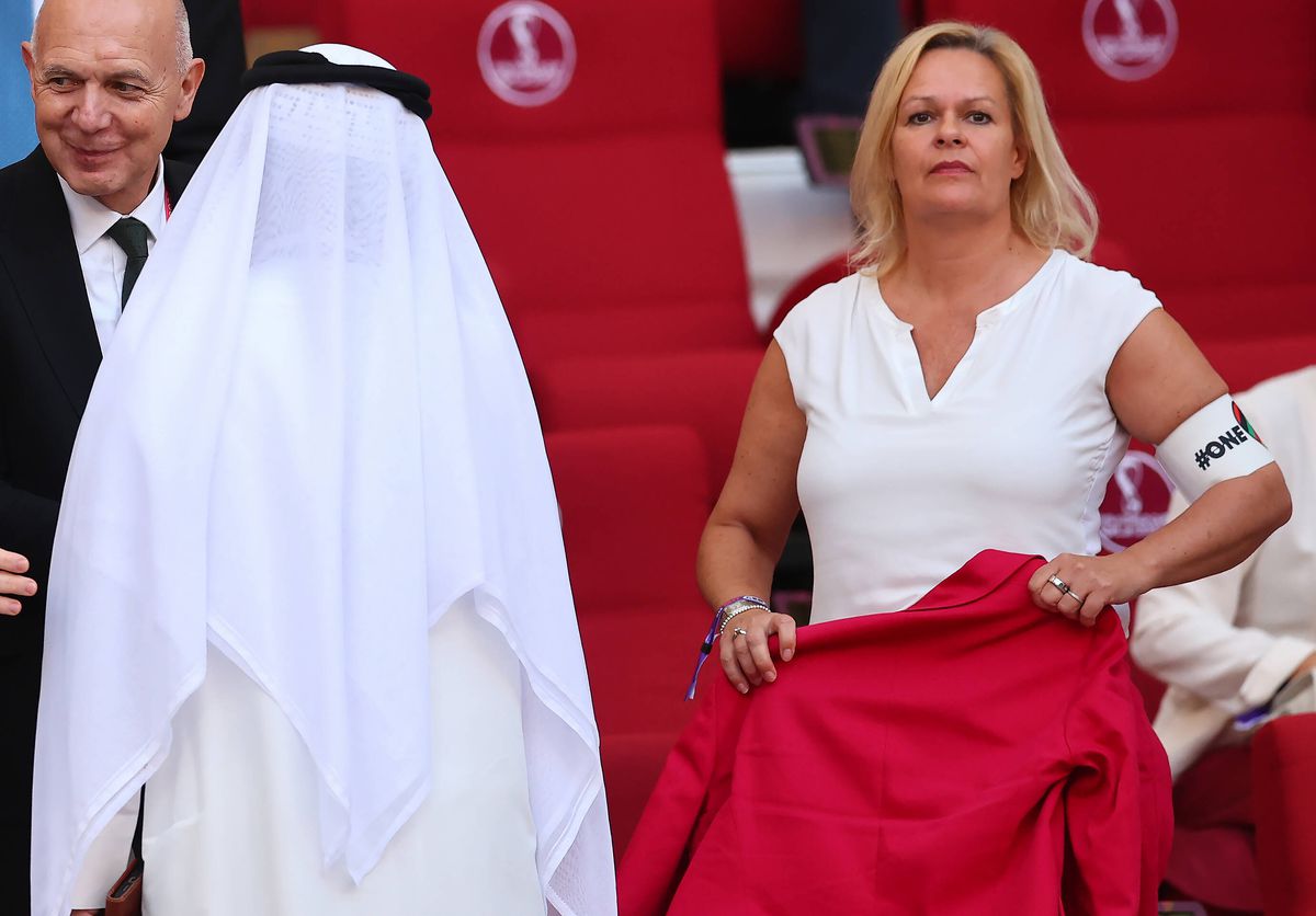 Nancy Faeser, Ministrul de Interne al Germaniei, cu banderola „One Love” lângă Infantino