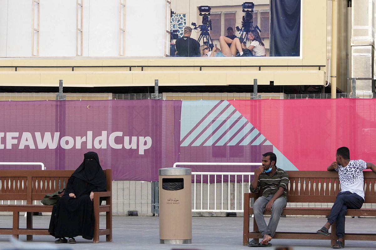 Mondialul a schimbat regulile în Qatar » Fotbalul pune Hijab, Burka și Niqab lângă fustă-mini și buricul gol. Fotografia grăitoare surprinsă în Piața Veche