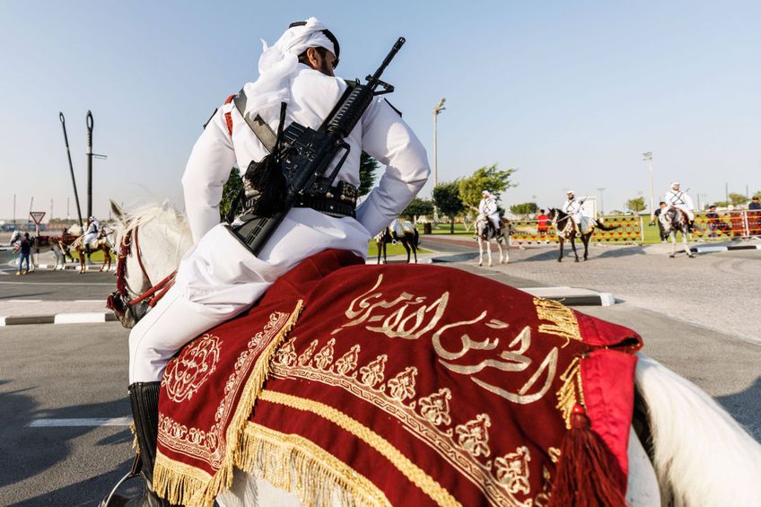 Imagine realizată azi la Doha de echipa GSP: polițiști în straie tradiționale, cu carabină M4 la spate, patrulează pe cai