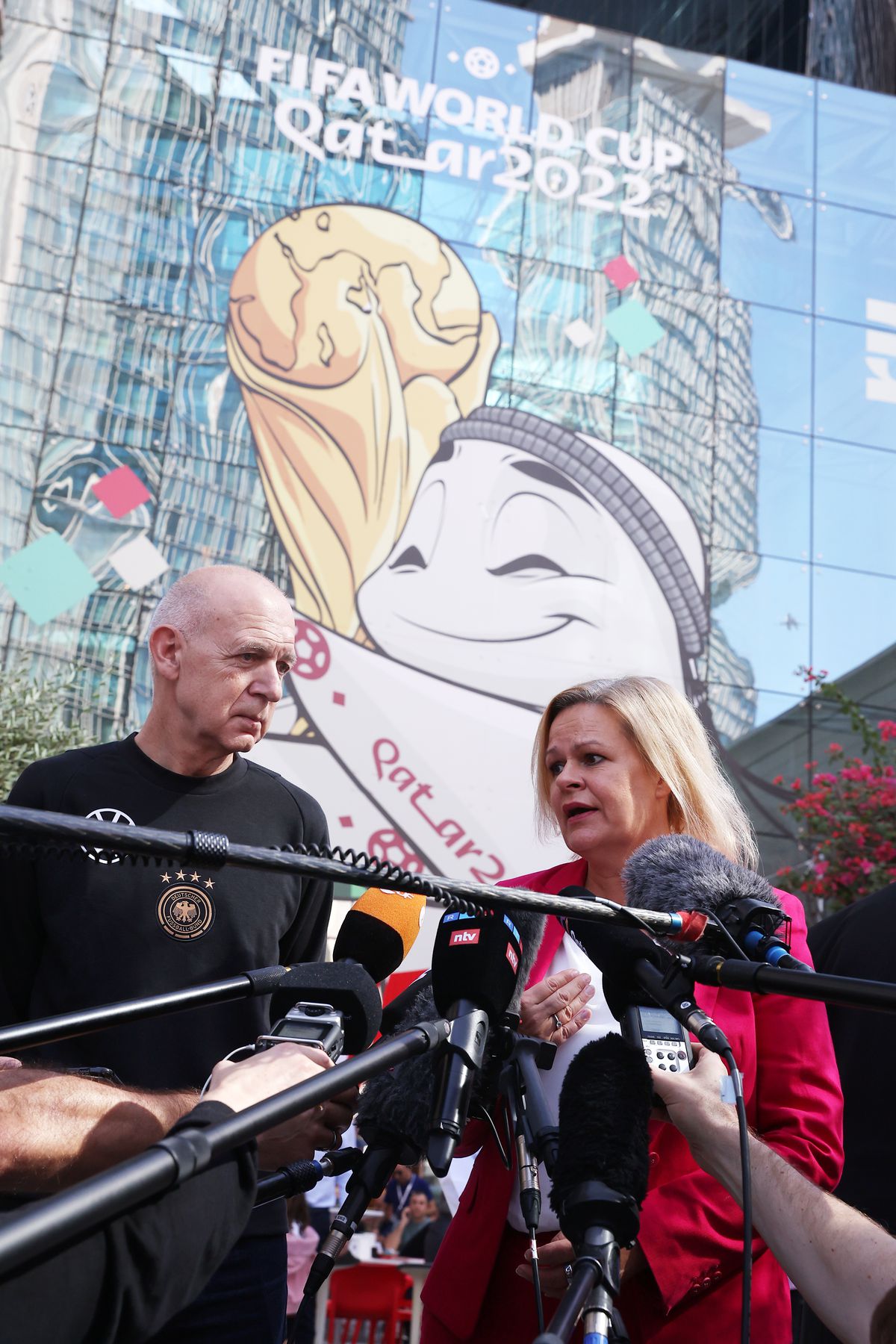 Ministrul Germaniei, gest sfidător în fața lui Infantino și a șeicilor! Imaginea din tribune e virală