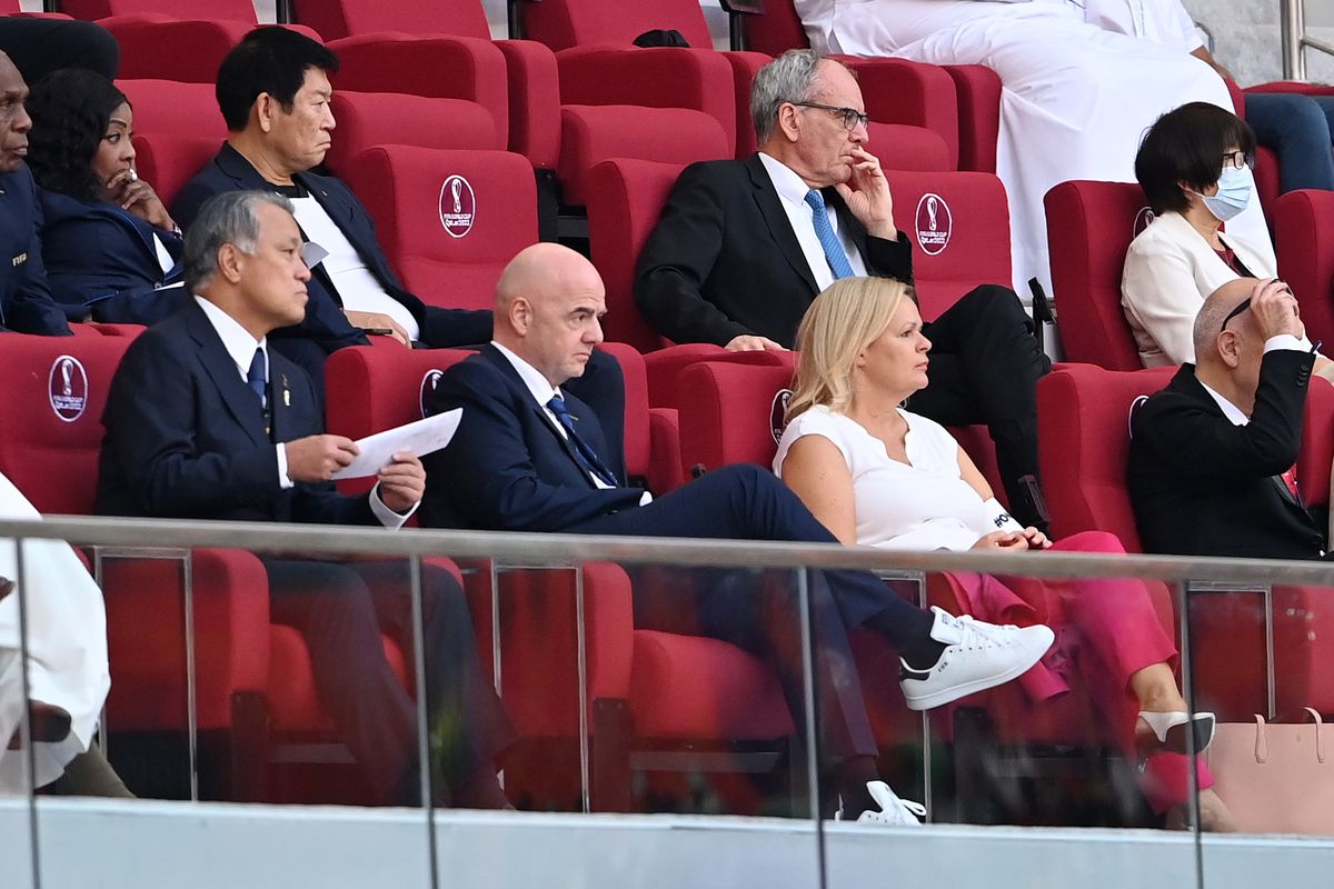 Nancy Faeser, Ministrul de Interne al Germaniei, cu banderola „One Love” lângă Infantino
