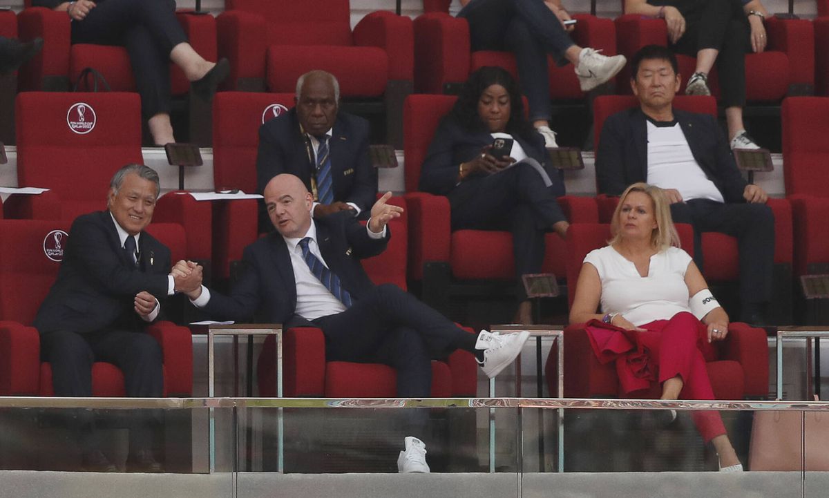 Nancy Faeser, Ministrul de Interne al Germaniei, cu banderola „One Love” lângă Infantino