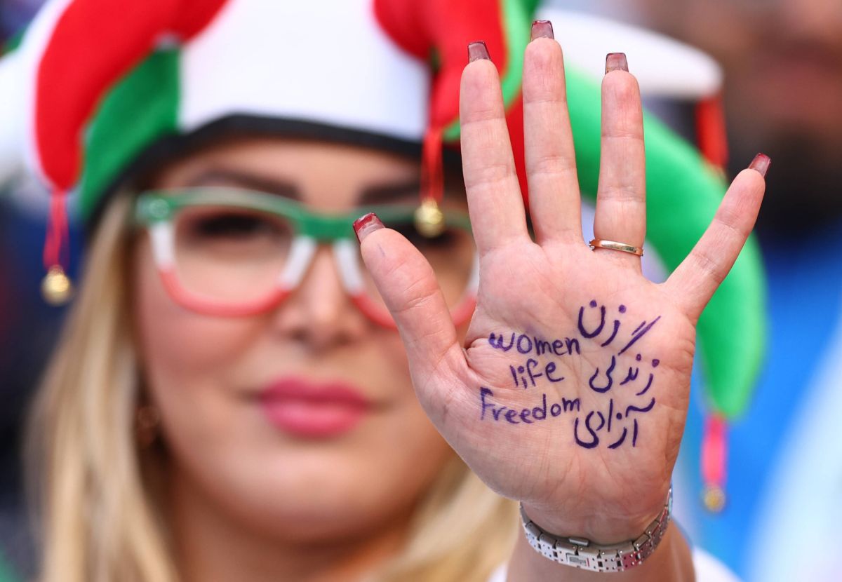 Mondialul a schimbat regulile în Qatar » Fotbalul pune Hijab, Burka și Niqab lângă fustă-mini și buricul gol. Fotografia grăitoare surprinsă în Piața Veche