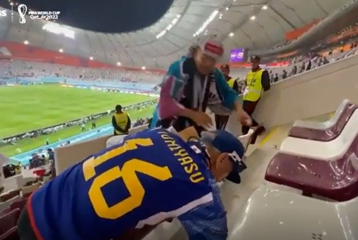 Lecție de civilizație! Fanii Japoniei au început să strângă gunoiul de pe stadion, după victoria cu Germania! Imagini extraordinare