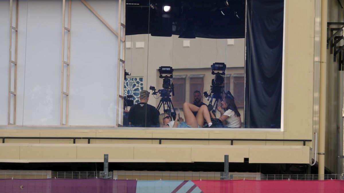 Mondialul a schimbat regulile în Qatar » Fotbalul pune Hijab, Burka și Niqab lângă fustă-mini și buricul gol. Fotografia grăitoare surprinsă în Piața Veche