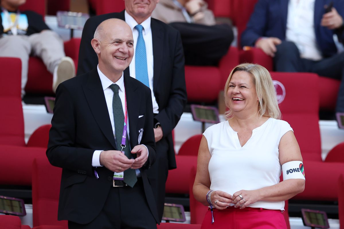 Nancy Faeser, Ministrul de Interne al Germaniei, cu banderola „One Love” lângă Infantino