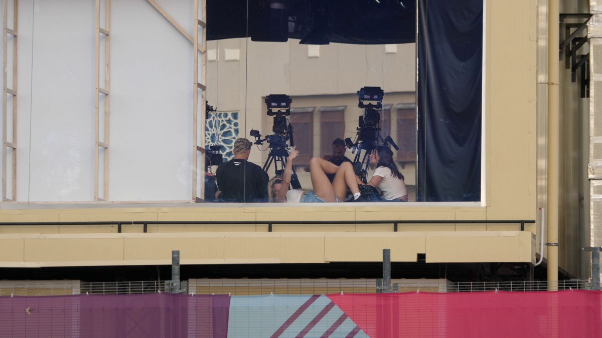 Mondialul a schimbat regulile în Qatar » Fotbalul pune Hijab, Burka și Niqab lângă fustă-mini și buricul gol. Fotografia grăitoare surprinsă în Piața Veche