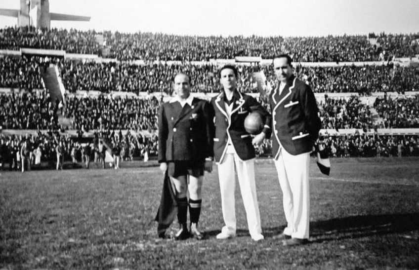 Costel Rădulescu, primul din stânga, la Argentina - Mexic 6-3, în grupele CM 1930 din Uruguay