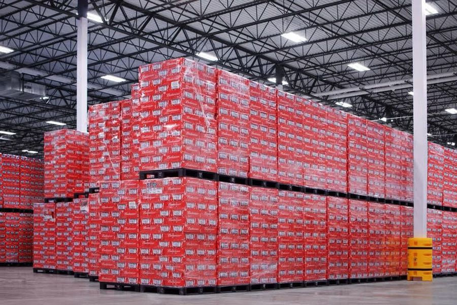 Berea rămasă în depozitele Budweiser // sursă foto: Twitter Unde vor ajunge tonele de baxuri de bere interzise de FIFA și Qatar la Campionatul Mondial