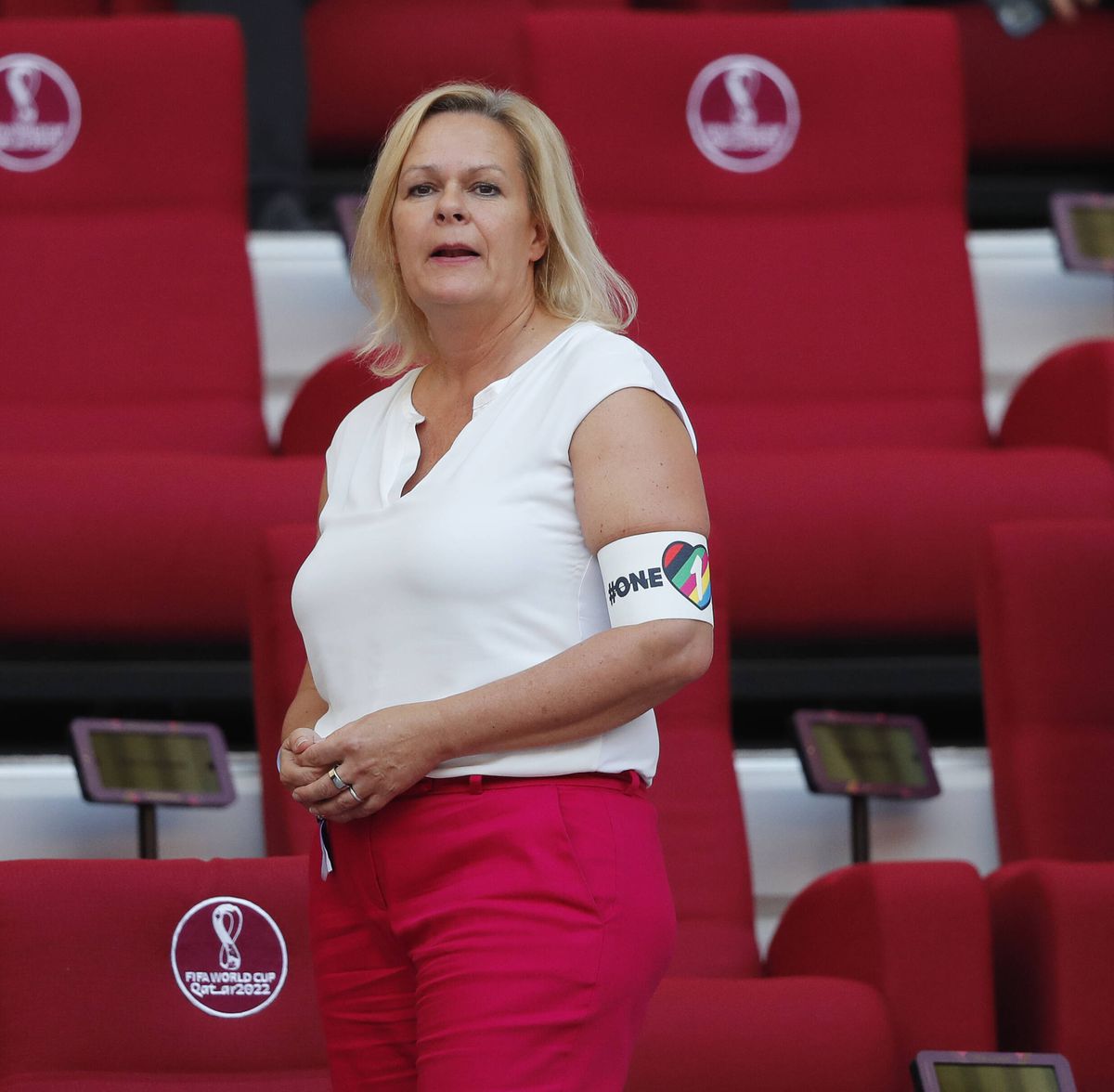 Nancy Faeser, Ministrul de Interne al Germaniei, cu banderola „One Love” lângă Infantino