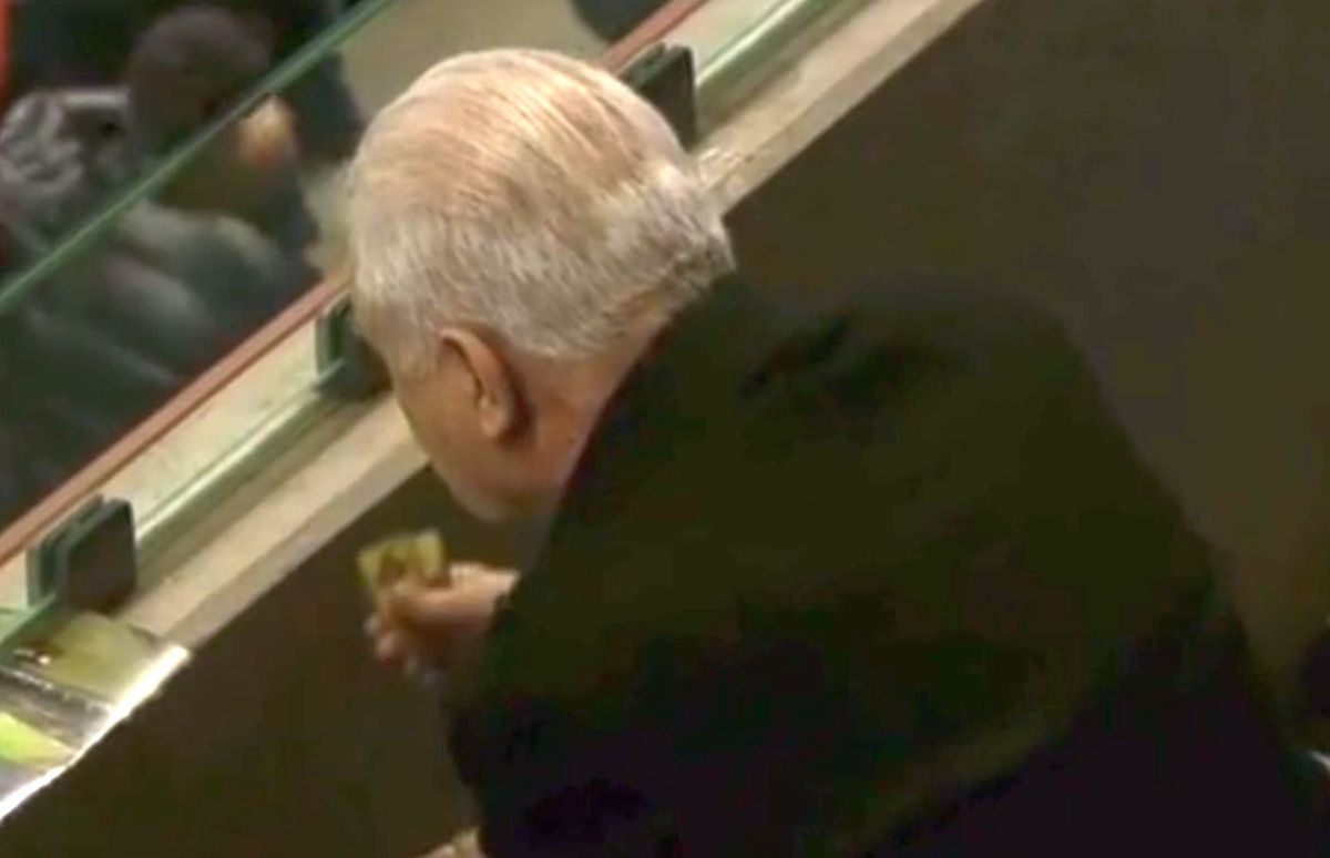 Acum au publicat imaginile » Ritualul lui Anghel Iordănescu la România - Elveția și cine a sărit să-l pupe la final