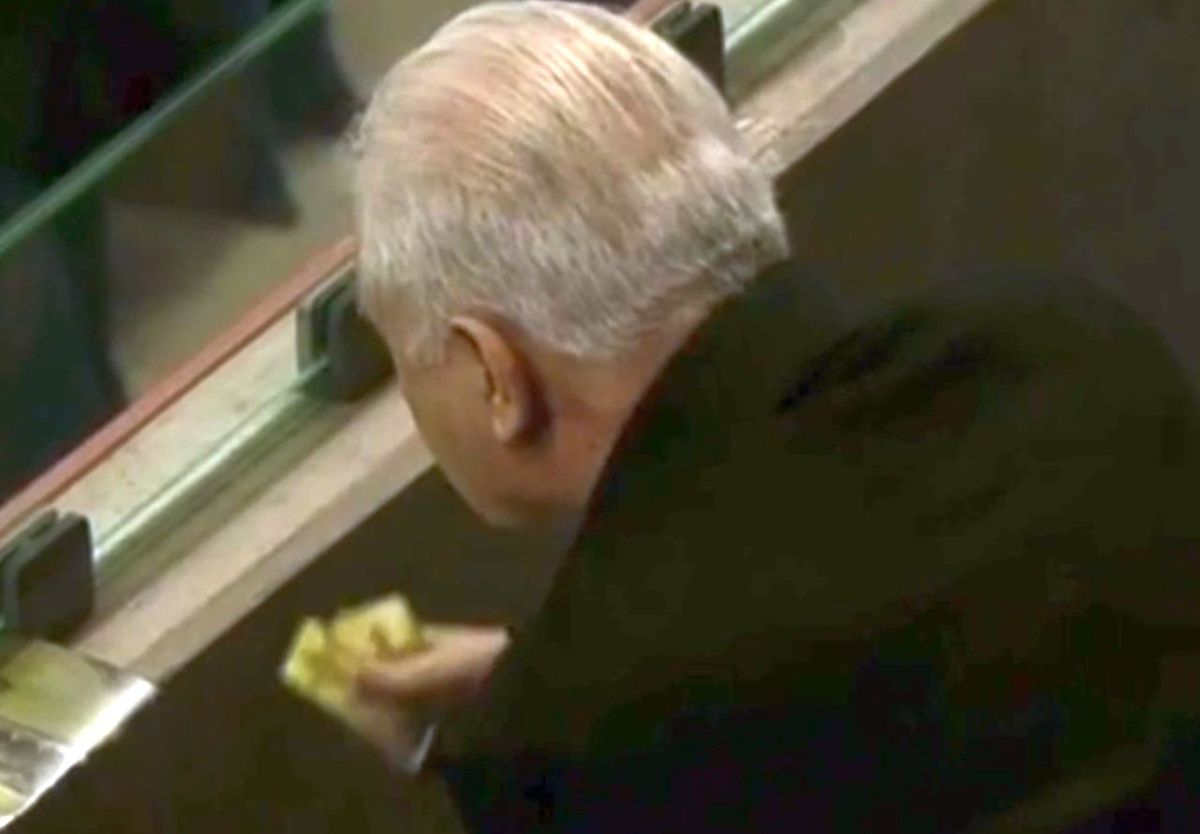 Acum au publicat imaginile » Ritualul lui Anghel Iordănescu la România - Elveția și cine a sărit să-l pupe la final