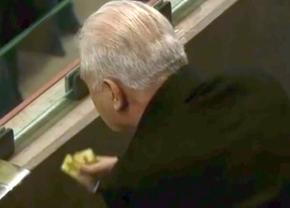 Acum au publicat imaginile » Ritualul lui Anghel Iordănescu la România - Elveția și cine a sărit să-l pupe la final