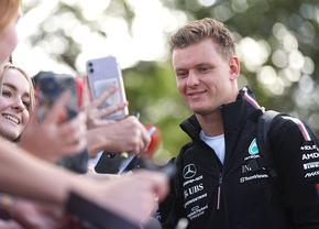 Dat afară din Formula 1, Schumacher jr. a semnat în competiția în care concurează și un român