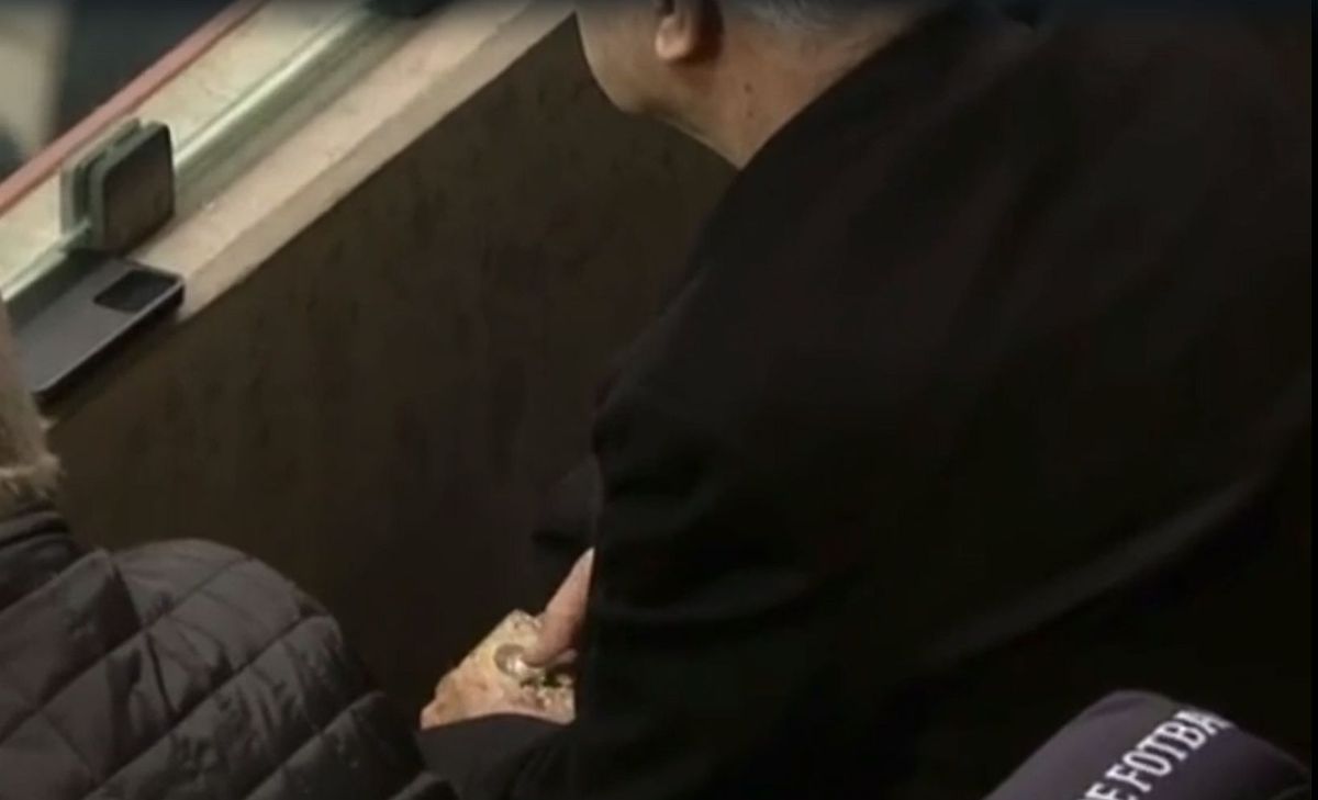 Acum au publicat imaginile » Ritualul lui Anghel Iordănescu la România - Elveția și cine a sărit să-l pupe la final