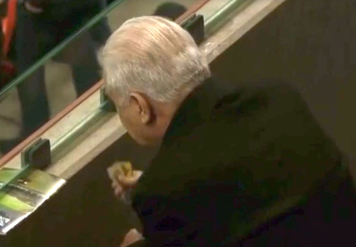 Acum au publicat imaginile » Ritualul lui Anghel Iordănescu la România - Elveția și cine a sărit să-l pupe la final