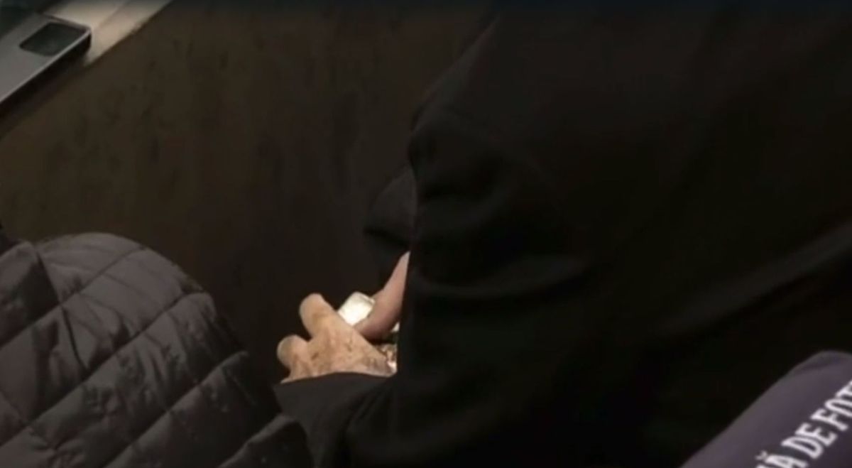 Acum au publicat imaginile » Ritualul lui Anghel Iordănescu la România - Elveția și cine a sărit să-l pupe la final