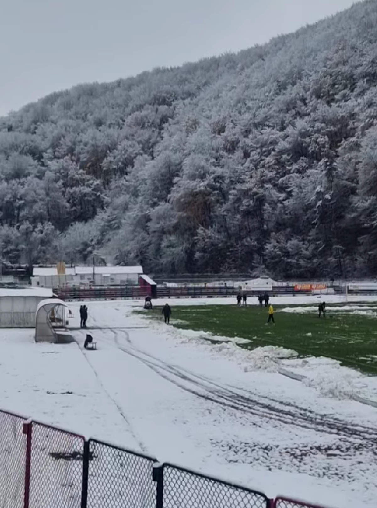 Start amânat cu o oră în Liga 2, la Reșița! Ultrașii au pus și ei mâna pe lopeți. Detalii și imagini de la stadion