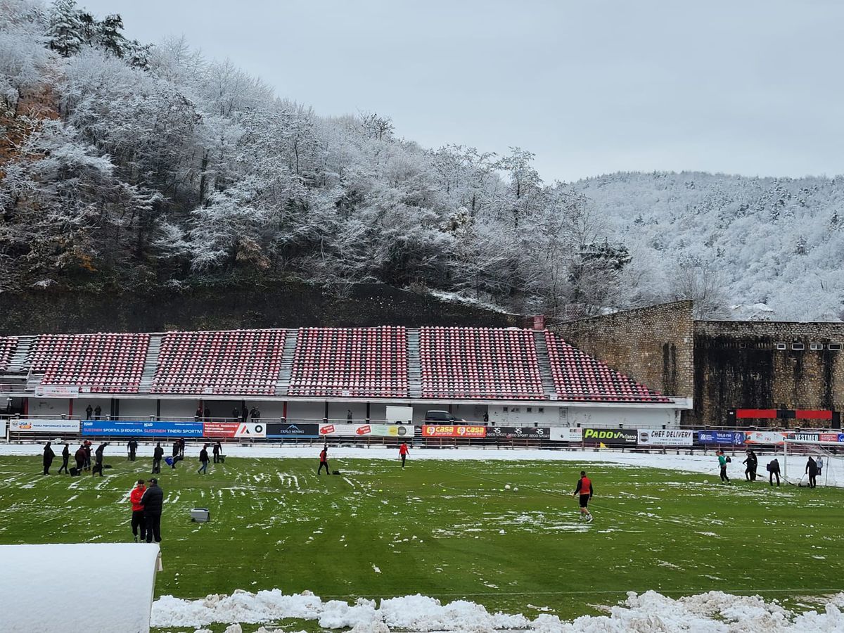 Start amânat cu o oră în Liga 2, la Reșița! Ultrașii au pus și ei mâna pe lopeți. Detalii și imagini de la stadion