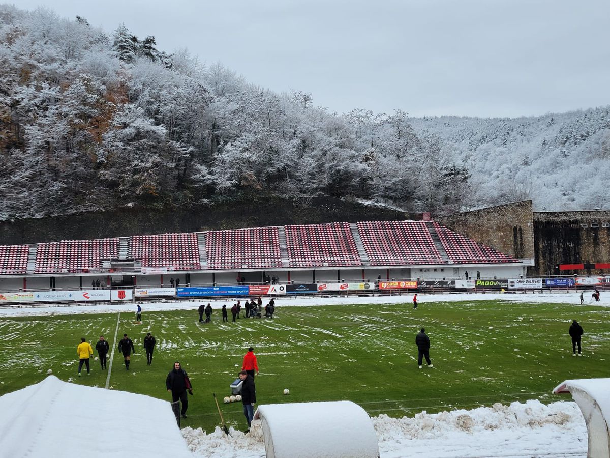 Start amânat cu o oră în Liga 2, la Reșița! Ultrașii au pus și ei mâna pe lopeți. Detalii și imagini de la stadion