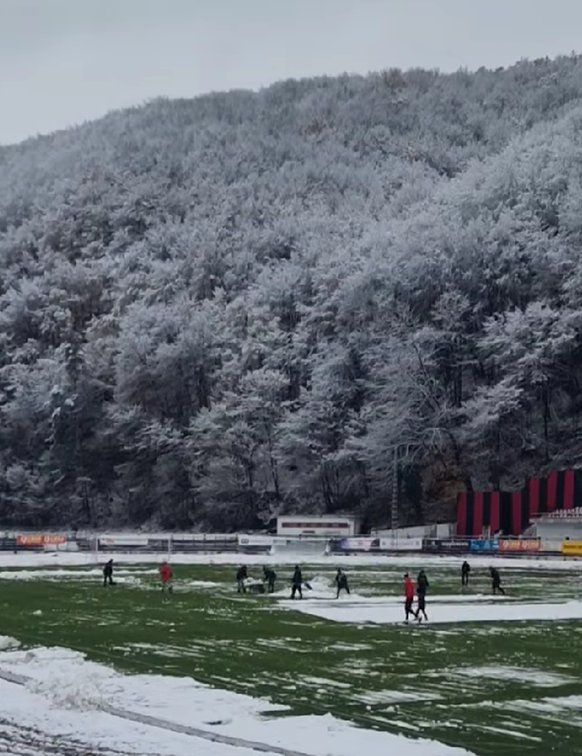 Start amânat cu o oră în Liga 2, la Reșița! Ultrașii au pus și ei mâna pe lopeți. Detalii și imagini de la stadion