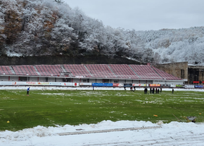 Start amânat cu o oră în Liga 2, la Reșița! Ultrașii au pus și ei mâna pe lopeți. Detalii și imagini de la stadion