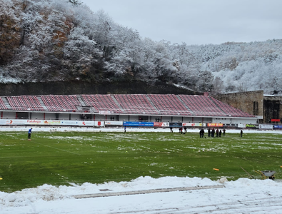 Start amânat cu o oră în Liga 2! Ultrașii au pus și ei mâna pe lopeți. ...