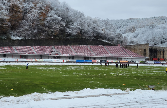 Start amânat cu o oră în Liga 2, la Reșița! Ultrașii au pus și ei mâna pe lopeți. Detalii și imagini de la stadion