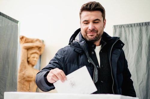 Adrian Mutu i-a îndemnat pe urmăritorii lui să meargă la vot // sursă foto: Instagram