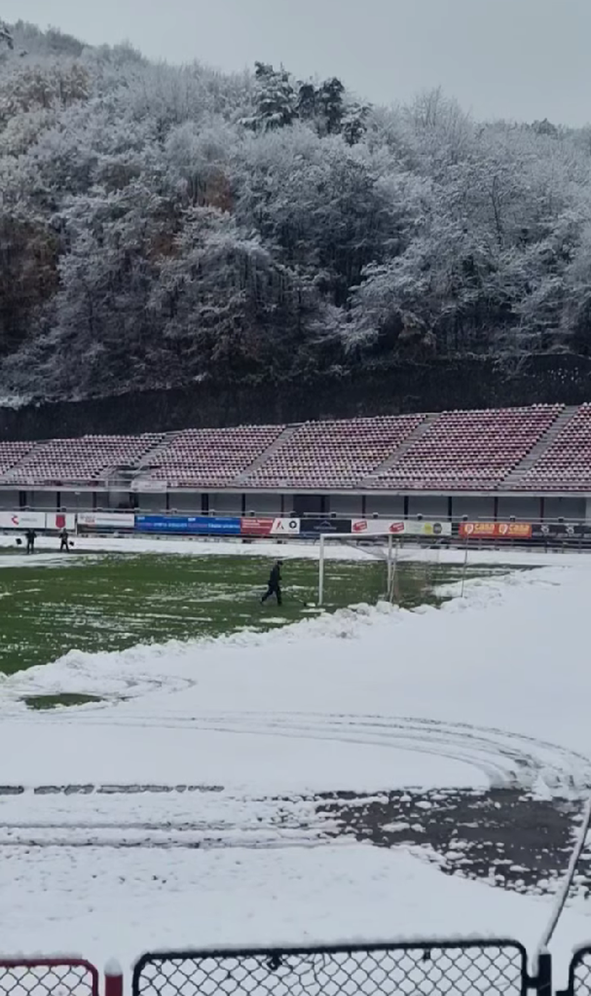 Start amânat cu o oră în Liga 2, la Reșița! Ultrașii au pus și ei mâna pe lopeți. Detalii și imagini de la stadion
